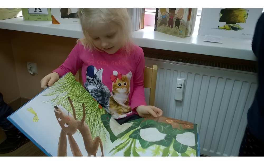 Przeglądanie książeczki („Jakie to szczęście, że cię znalazłem”)