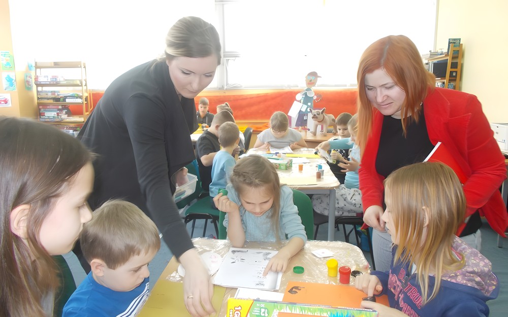 Bibliotekarki pomagają dzieciom w pracy plastycznej