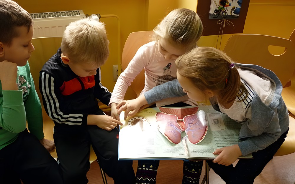 Pierwsza lekcja anatomii - dzieci oglądają książkę CIAŁO CZŁOWIEKA