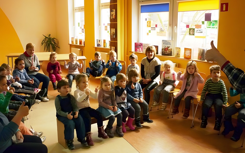 Bibliotekarka wita się z dziećmi - Cześć! Hej! Ok!