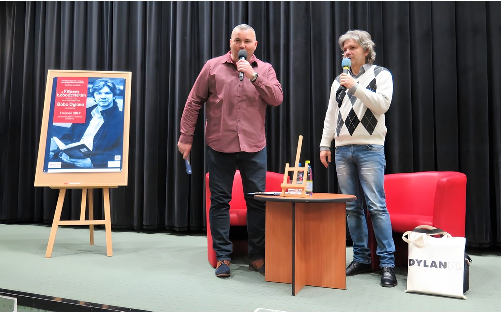 Filip Łobodziński i Piotr Pawłowski witają zgromadzoną publiczność