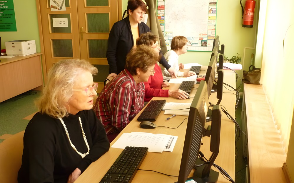 Kursanci siedzą przy komputerach