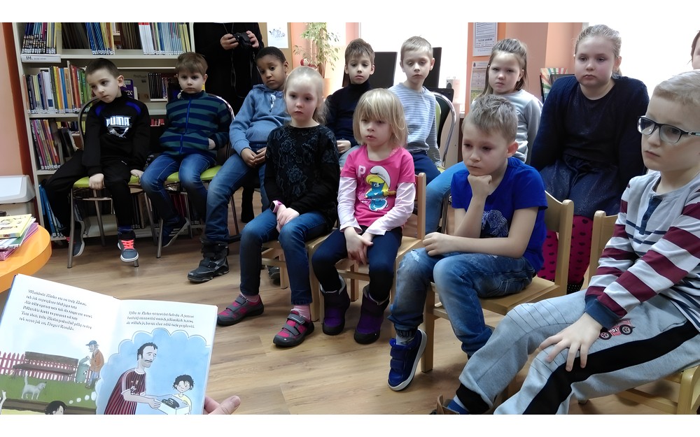 Dzieci słuchają opowiadania Moni Nilsson "Najlepsi przyjaciele"