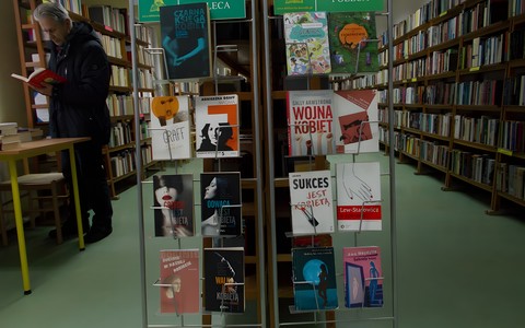 Wybrane książki o kobietach ustawione na dwóch stojakach.