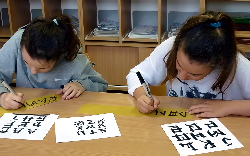 Moliki kaligrafują swoje imiona po... chińsku