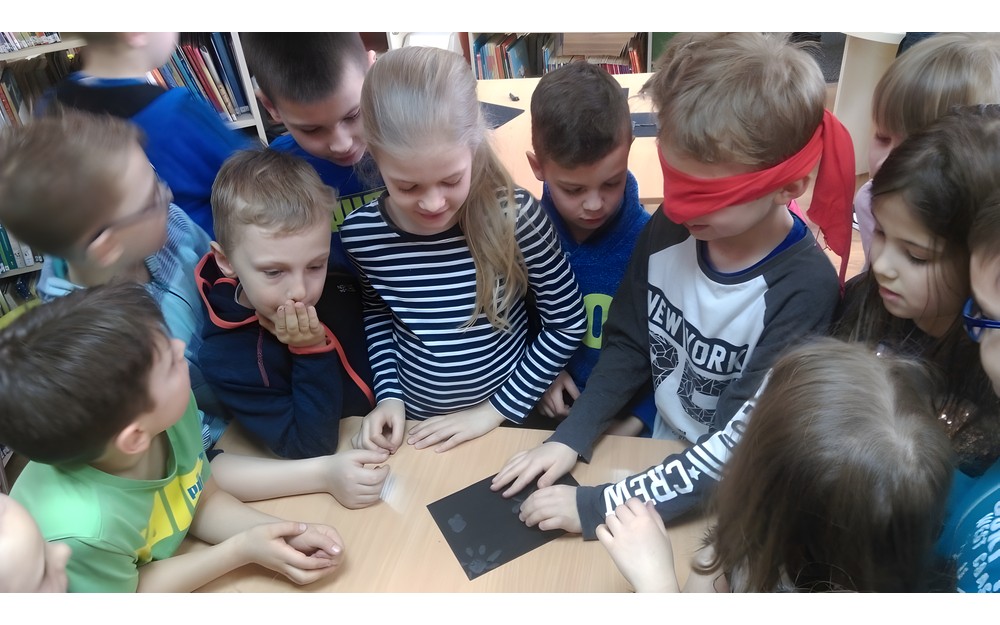 Uczniowie naśladują osobę niewidomą i próbują odgadnąć co jest na obrazku