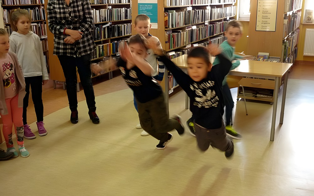 Zabawa ruchowa - skaczące króliki