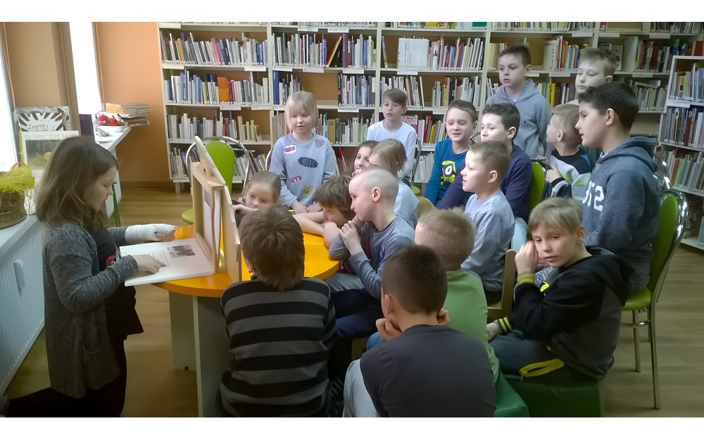 Teatrzyk Kamishibai - uczennica czyta bajkę