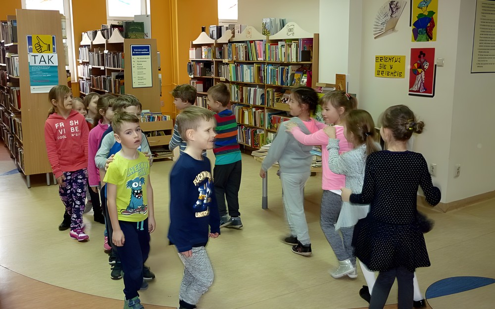 Lekcja o owadach - zabawa muzyczna LECI KOMAR