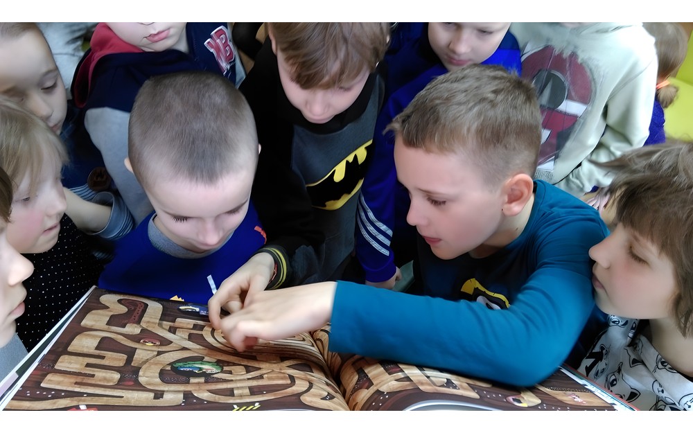 W labiryncie, uczniowie pomagają Biance pokonać przeszkodę