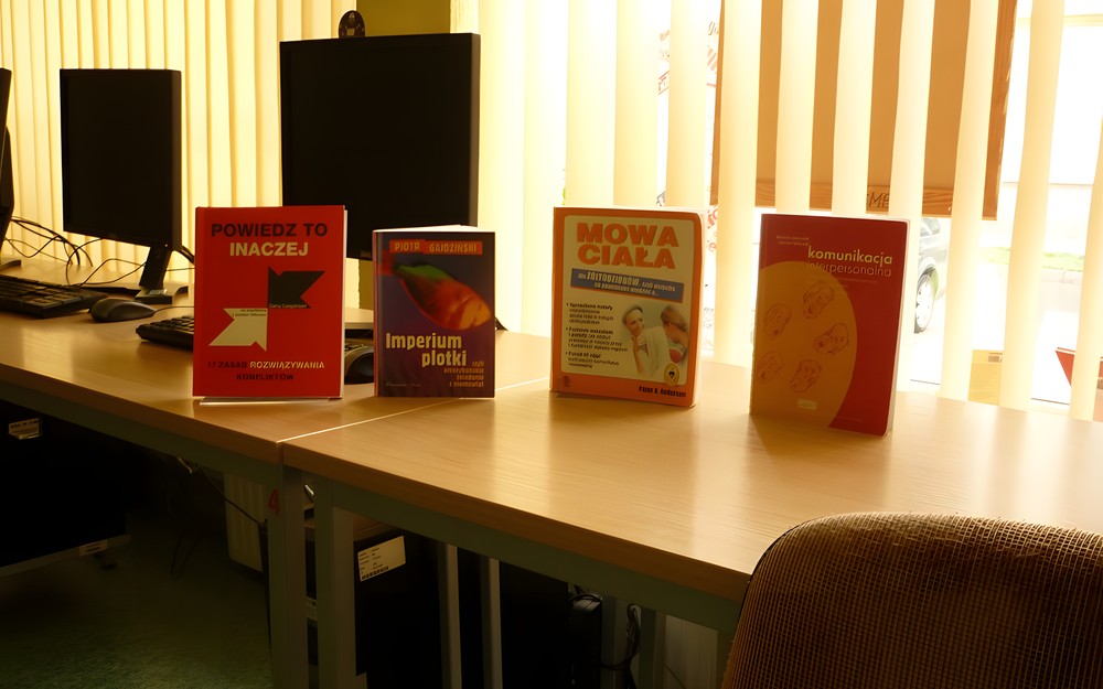 na zdjęciu książki o tematyce komunikacji interpersonalnej