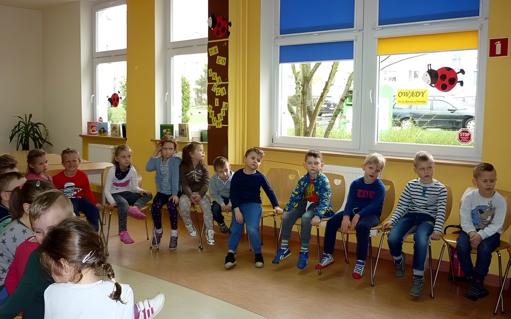 Początek spotkania - dzieci siedzą baaardzo grzecznie
