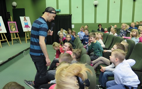 Autor w czasie spotkania z dziećmi