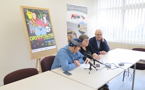 Dyrektor KBP Andrzej Ziemiński oraz pracownicy : Barbara Wysmyk i Anna Kowal