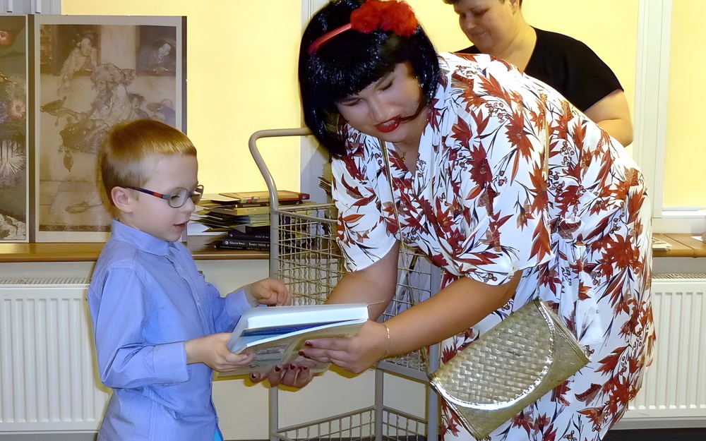 Jakub Małyska odbiera nagrodę z rąk pięknej Japonki