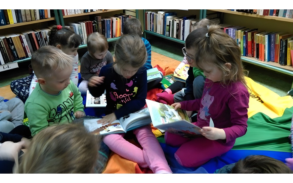 Poznajemy książki w bibliotece