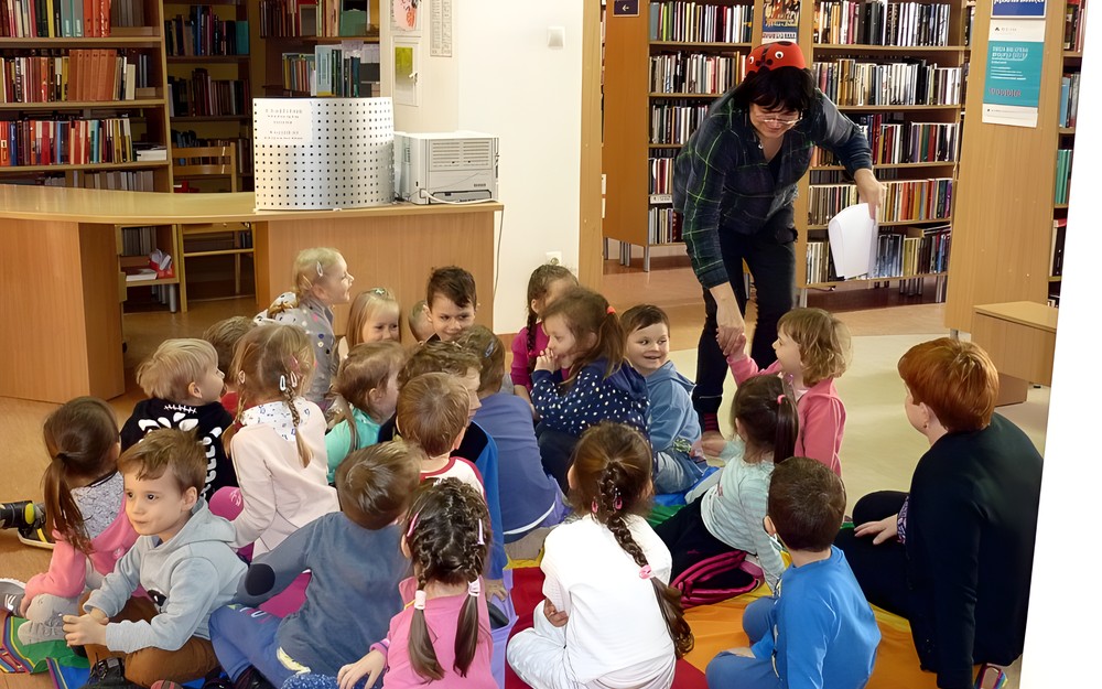Pani Wiola vel Biedronka wita się z dziećmi tekstem wierszyka