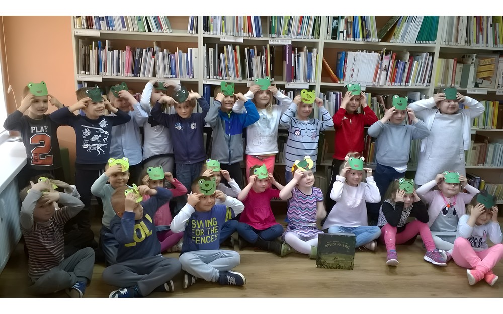 zdjęcie grupowe z maskami żabek