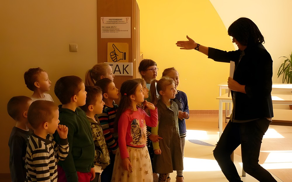 Quiz o owadach TAK/NIE - Pani Wiola wskazuje która grupa dzieci stanęła przy prawidłowej odpowiedzi