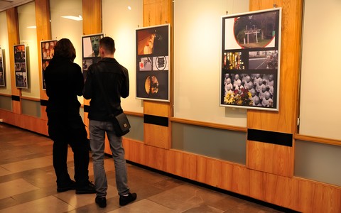 Uczestnicy Orientalnej Nocy w Bibliotece podziwiają wystawę
