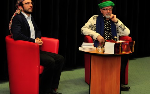 Andrzej Saramowicz i dr Błażej Gałkowski podczas Orientalnej Nocy w Bibliotece