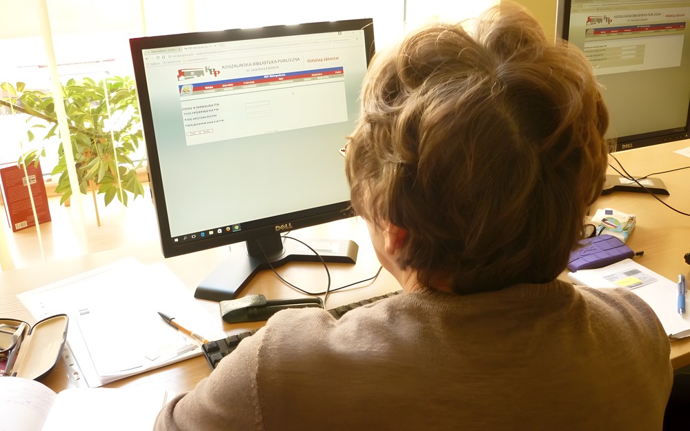uczestniczka uczy się zmiany hasła do strony internetowej Koszalińskiej Biblioteki Publicznej