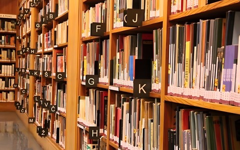 Regały biblioteczne