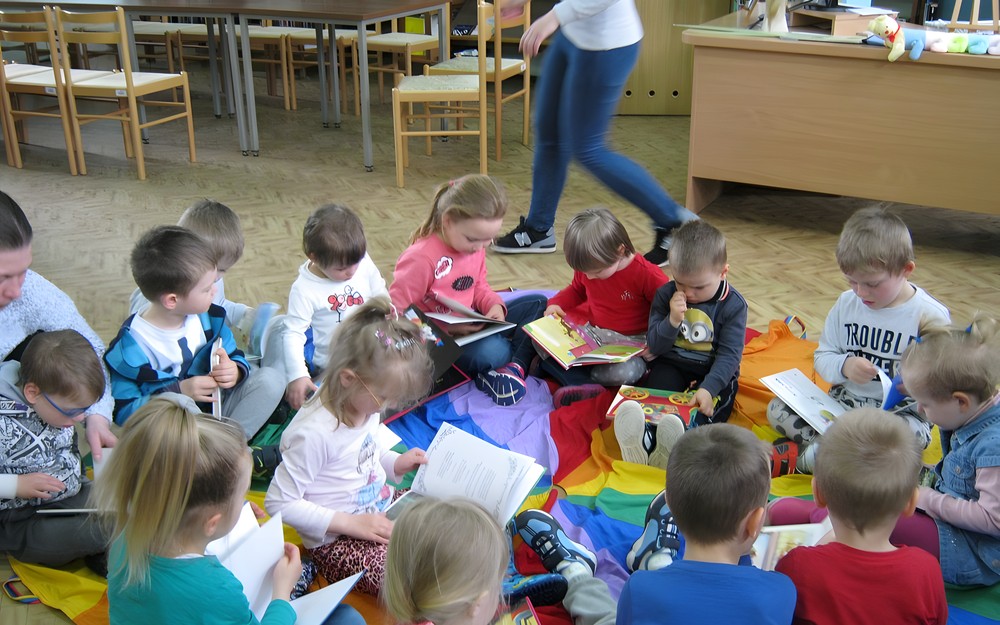 wszystkie dzieci przeglądają książeczki