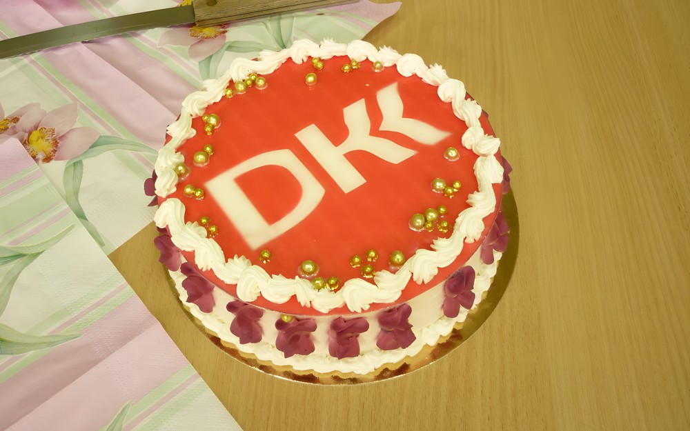 NA ZDJĘCIU TORT Z OKAZJI 10-LECIA DYSKUSYJNYCH KLUBÓW KSIĄŻKI