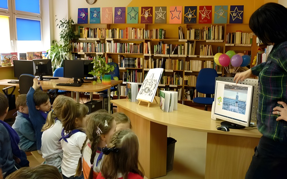 Dzieci poznają historię naszego miasta przedstawioną w formie prezentacji multimedialnej