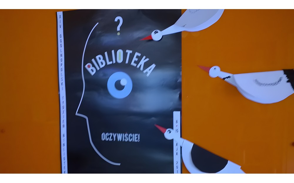 Plakat Tygodnia Bibliotek i bociany wykonane przez dzieci