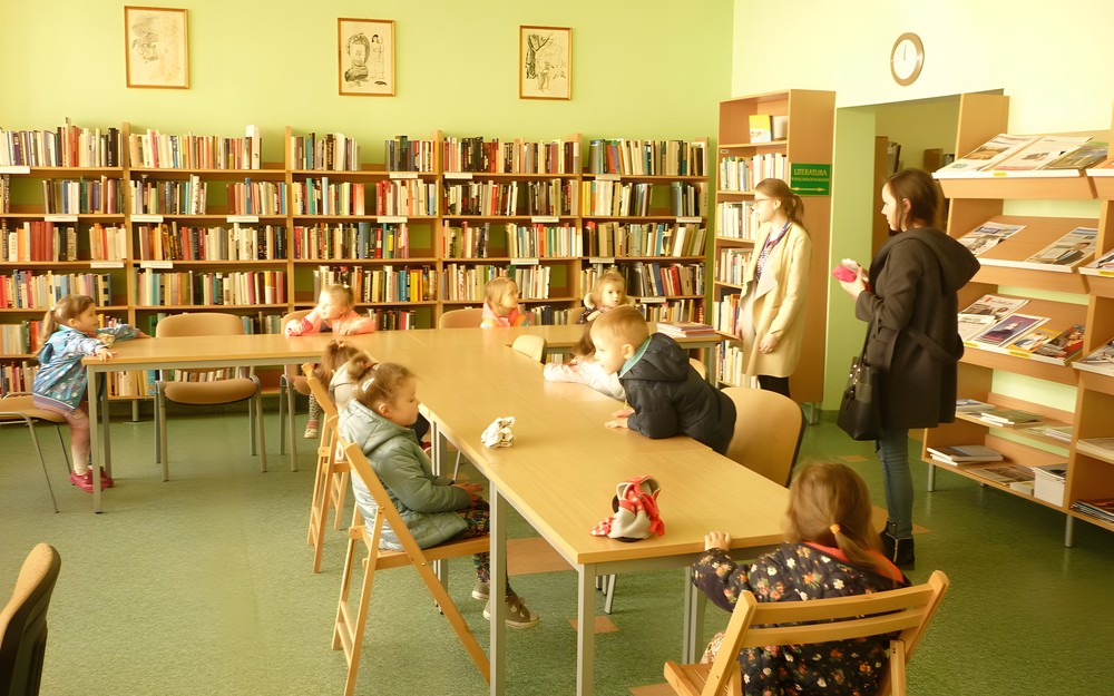 dzieci siedza przy stołach