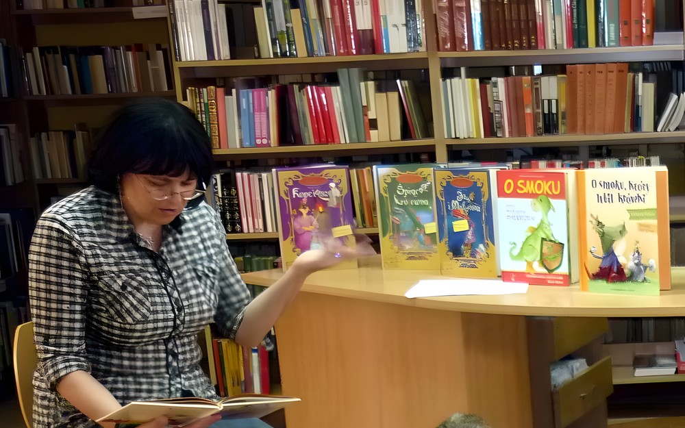 Bibliotekarka czyta dzieciom bajkę