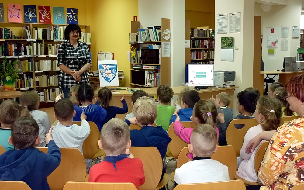 Bibliotekarka wita się dziećmi