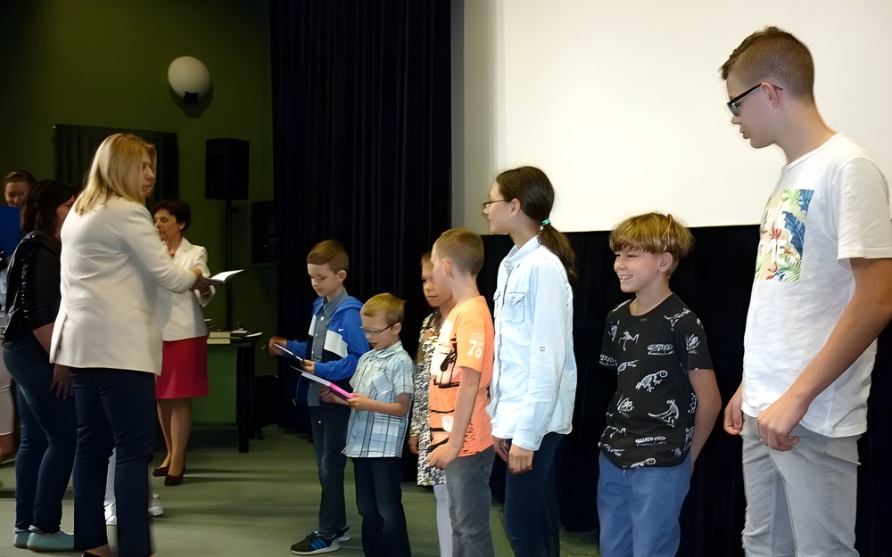 Najlepsi czytelnicy naszej biblioteki odbierają dyplomy i nagrody