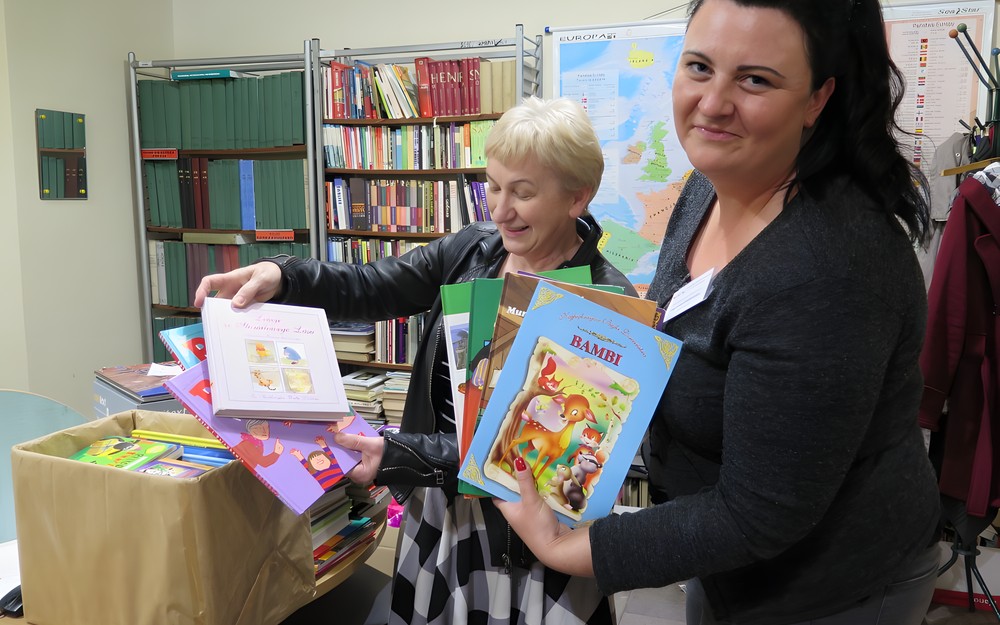Danuta Sawicka, Dyrektor Gminnej Biblioteki Publicznej w Będzinie wręcza książki
