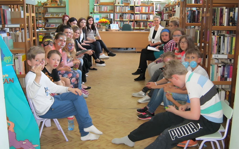 panie studentki czytają dzieciom
