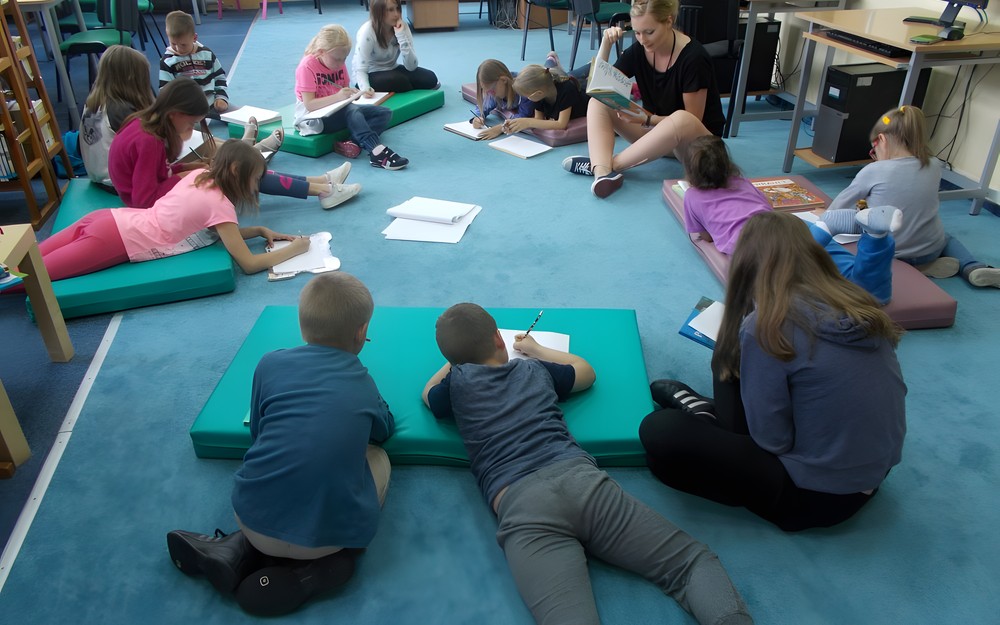 Bibliotekarka czyta książkę dzieciom