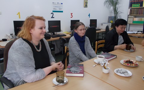 Kilka osób z Dyskusyjnego Klubu Książki przy rozmowie