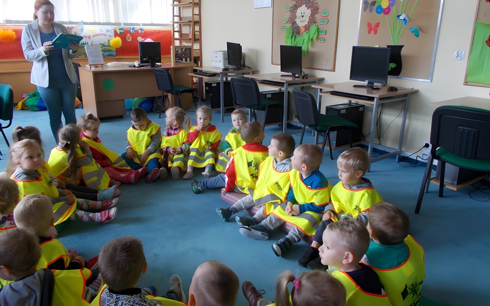 Bibliotekarka czyta dzieciom książkę pt. Rzepka