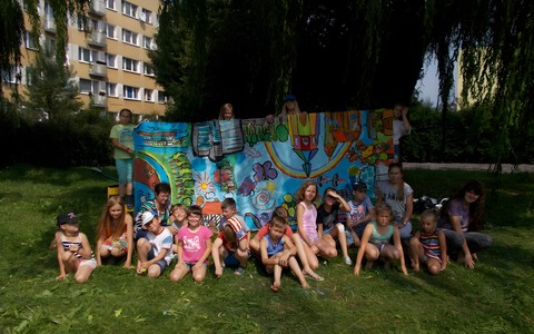 Grupa dzieci z poprzednich wakacji w bibliotece