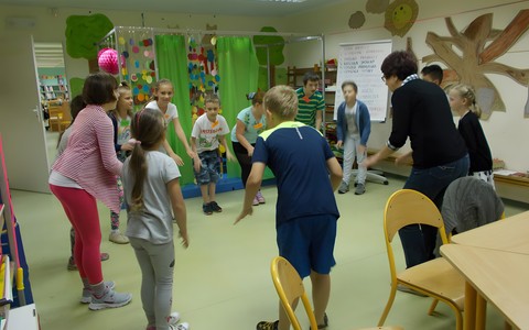 Pani Grażyna uczy dzieci piosenki