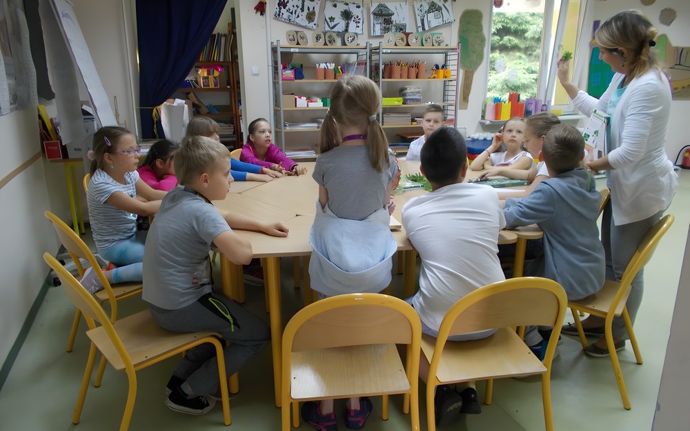 Pani bibliotekarka wyjaśnia dzieciom na czym polega robienie zielnika