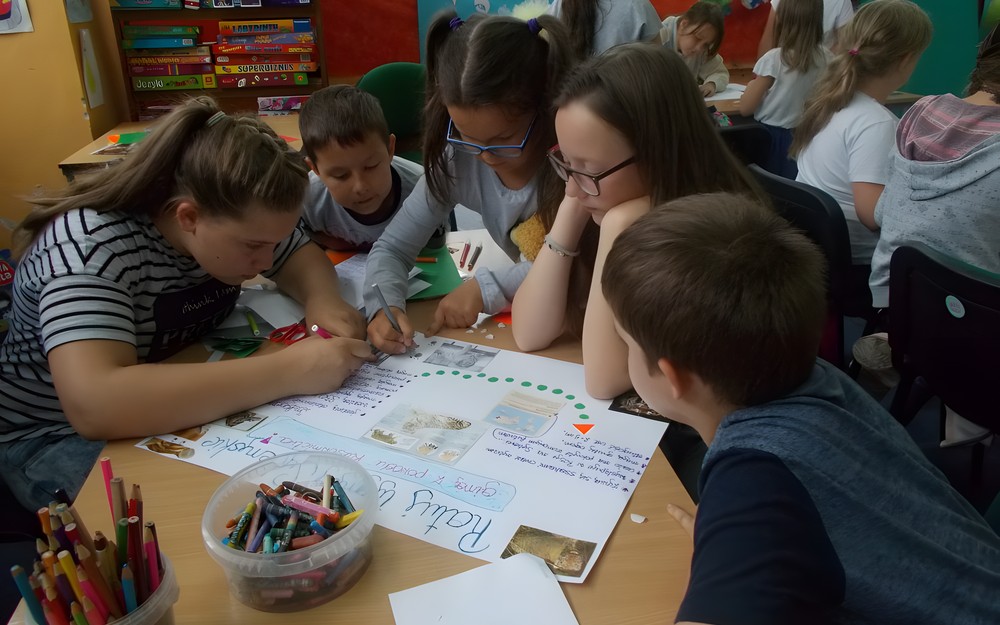 Grupa wspólnie wykonuje pracę plastyczną