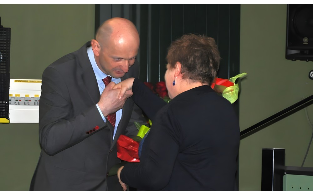 Wicestarosta Dariusz Kalinowski składa gratulacje Małgorzacie Zychowicz