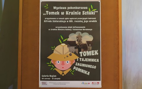 Plakat promujący wystawę "Tomek w Krainie Sztuki"