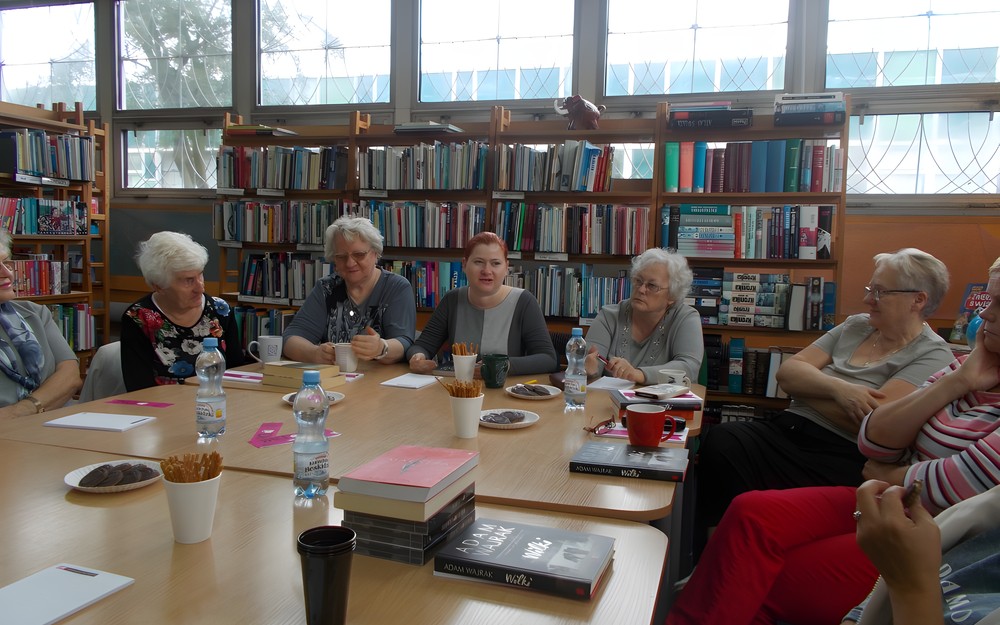 Uczestniczki Dyskusyjnego Klubu Książki podczas rozmowy o książce