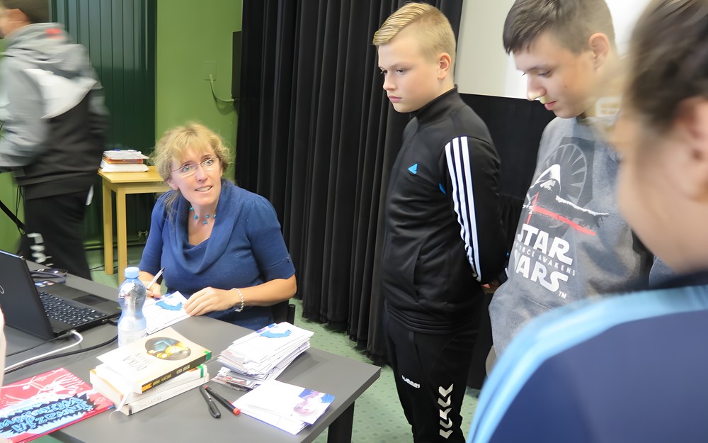 Anna Zgierun-Łacina rozdaje autografy