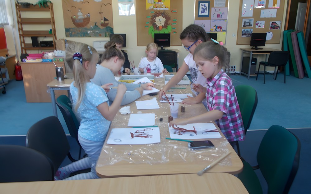 Dzieci w trakcie tworzenia jesiennych drzewek szczęścia