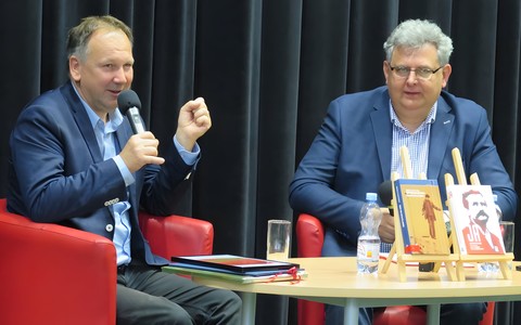 Cezary Łazarewicz z prowadzącym spotkanie Andrzejem Mielcarkiem